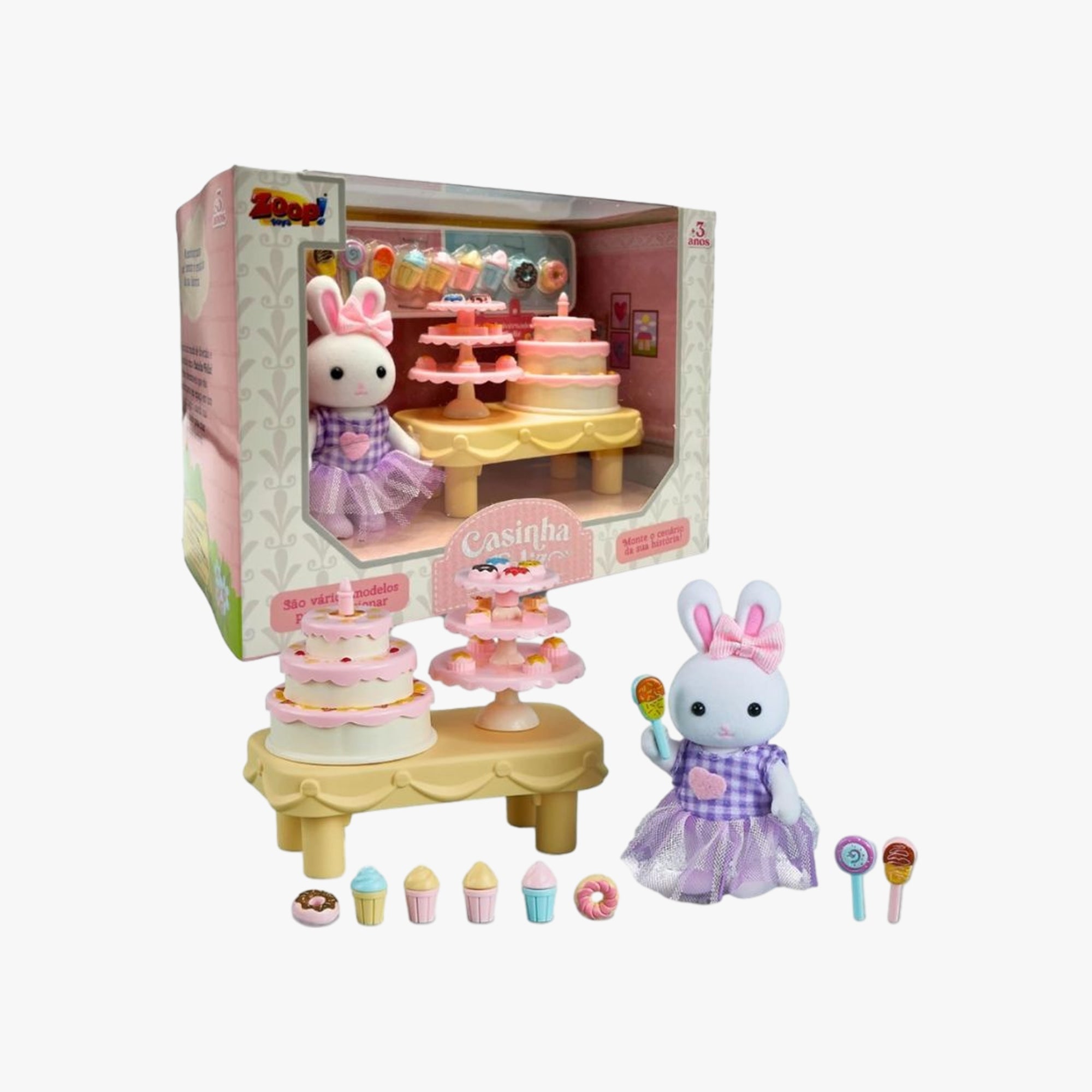 Kit Casinha Feliz Festa de Aniversário com boneca, bolo em miniatura e acessórios de festa dispostos sobre superfície