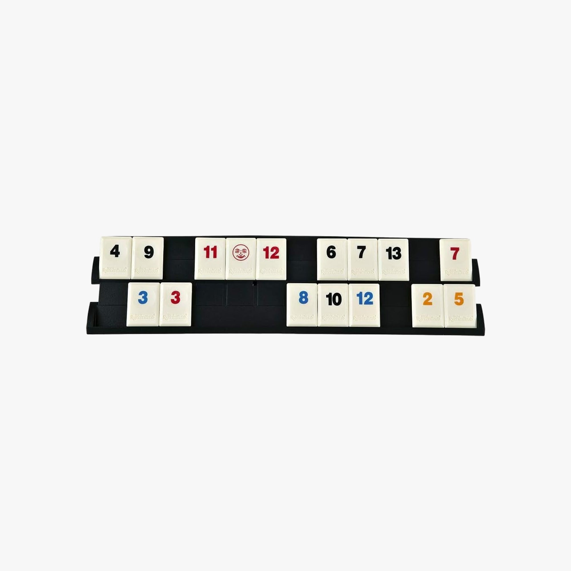 Pedras do Rummikub dispostas sobre a mesa mostrando sequências de números coloridos