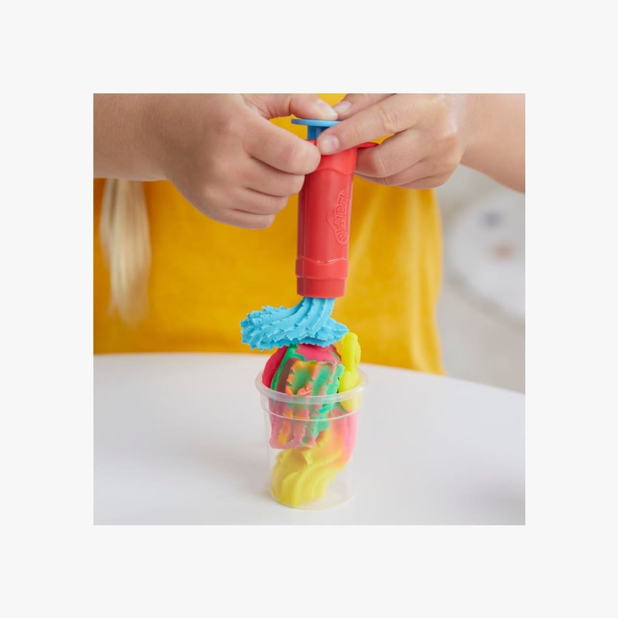 Vista geral do conteúdo do kit Play-Doh smoothies com ferramentas e massinhas