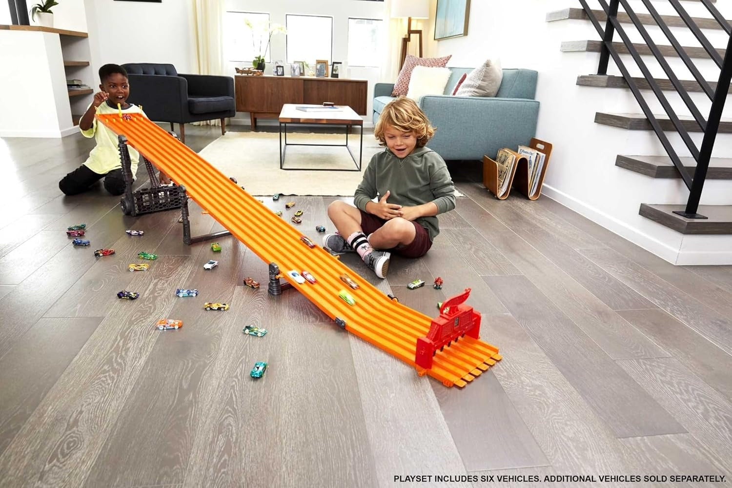 Vista lateral da pista Hot Wheels Super Corrida mostrando extensão de 2,40 m e estrutura dobrável