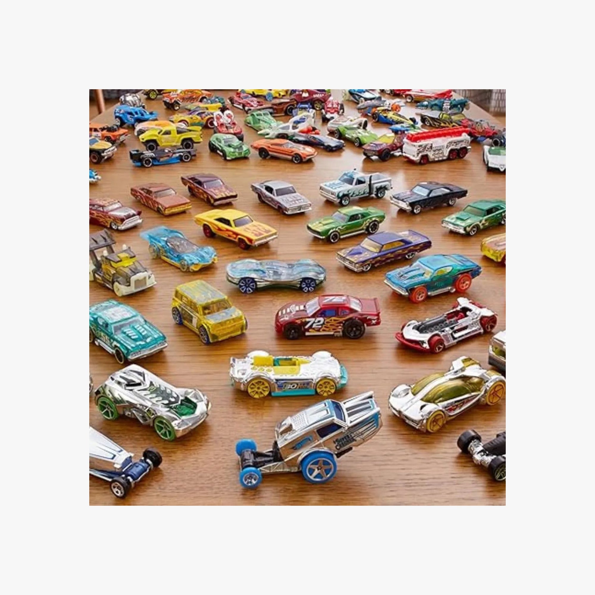 Pack Hot Wheels 20 carrinhos aberto mostrando variedade de modelos e cores sortidos