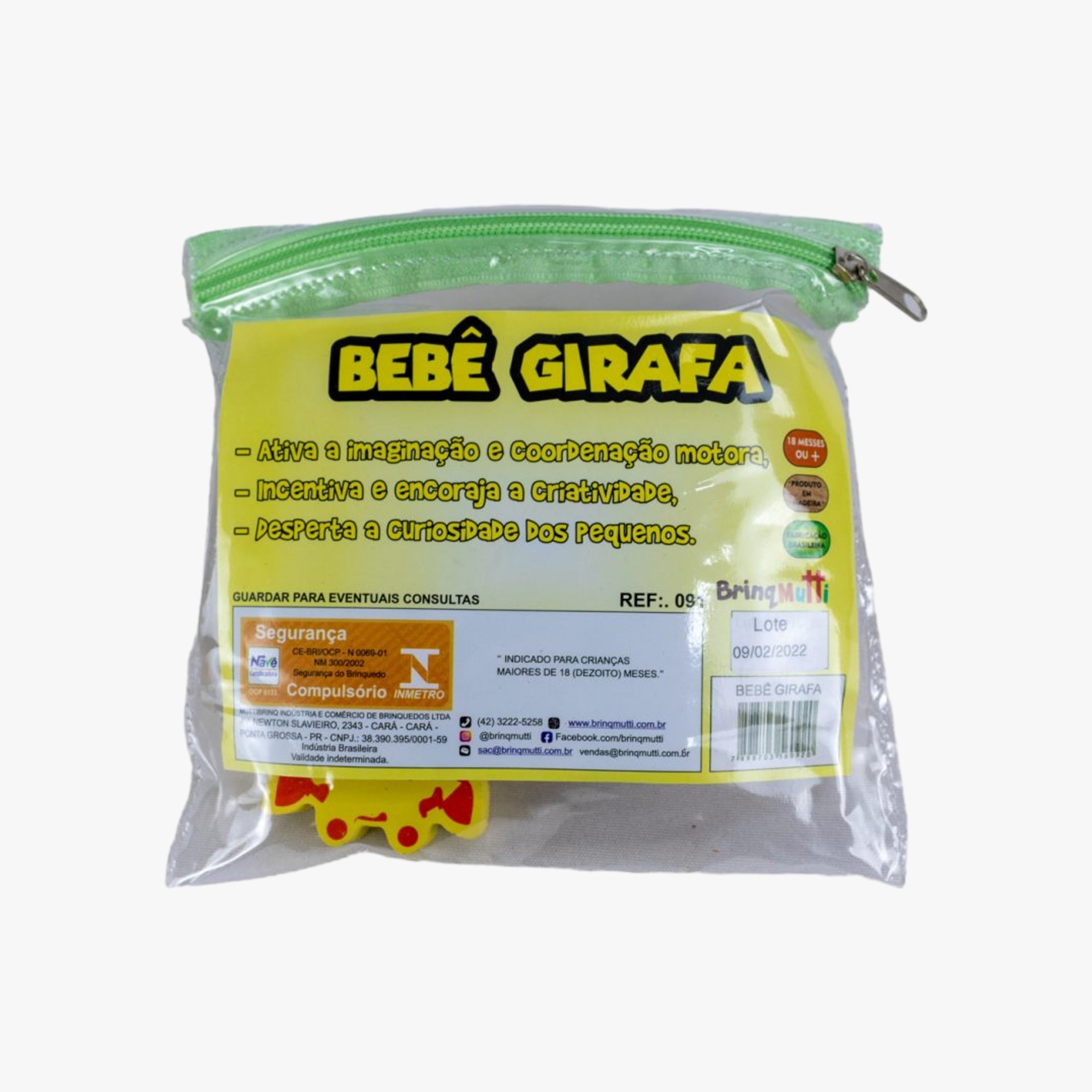 Carrinho chocalho bebê girafa Brinqmutti — vista lateral mostrando rodas e estrutura em madeira
