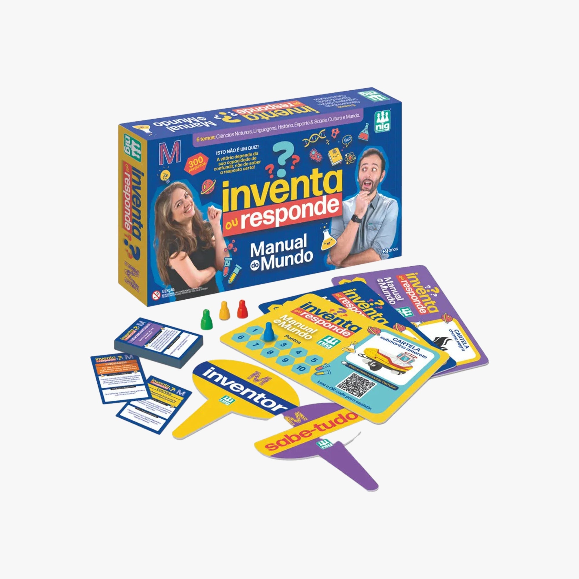 Cartas e componentes do jogo Inventa ou Responde espalhados sobre a mesa