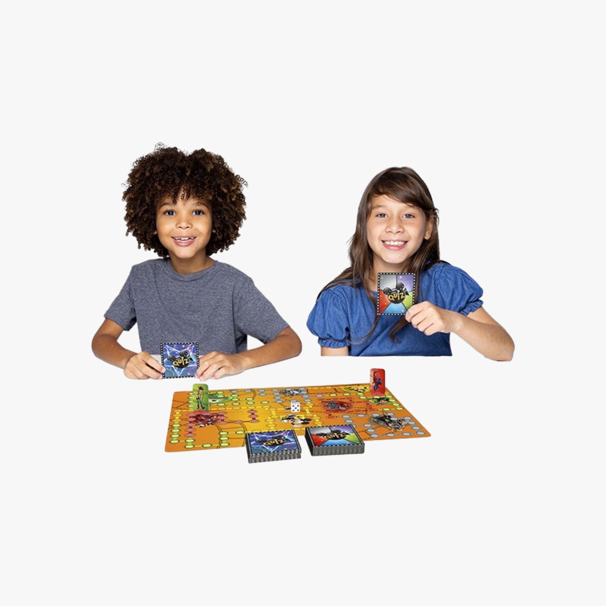 Cartas e componentes do Quiz Disney espalhados sobre a mesa