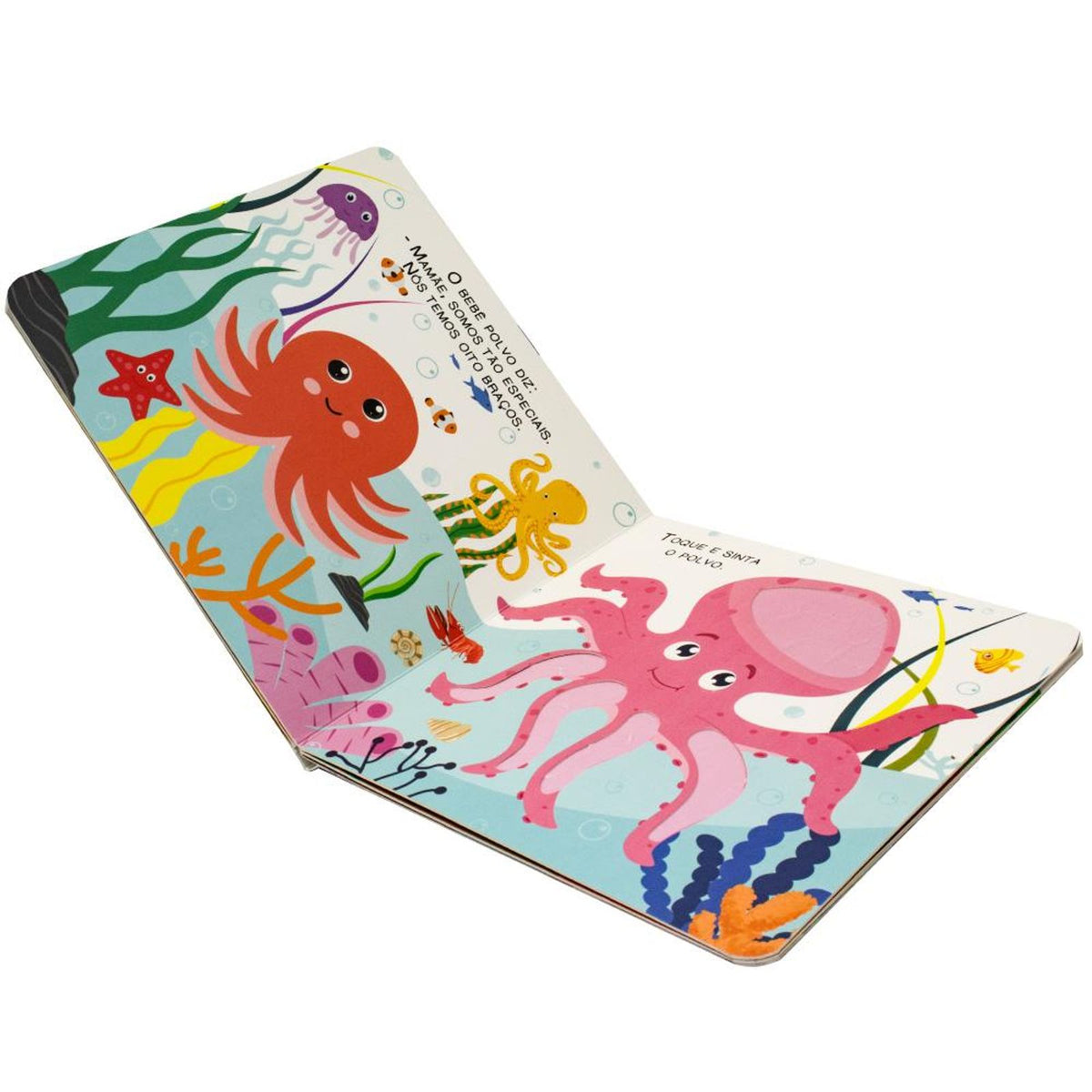 Criança pequena tocando as texturas do livro sensorial Toque e Descubra Oceano