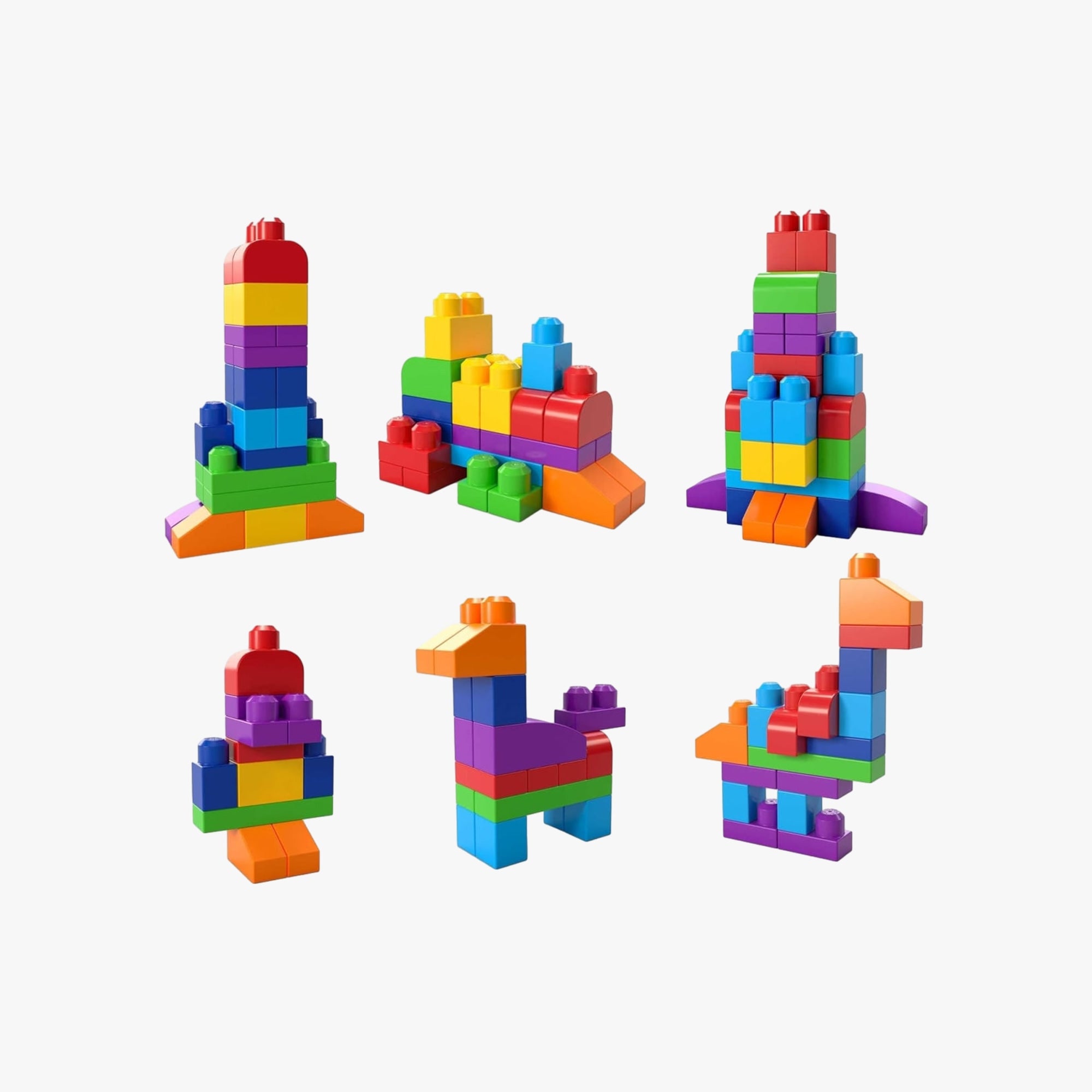 Blocos Mega Bloks de diversas cores organizados sobre superfície branca