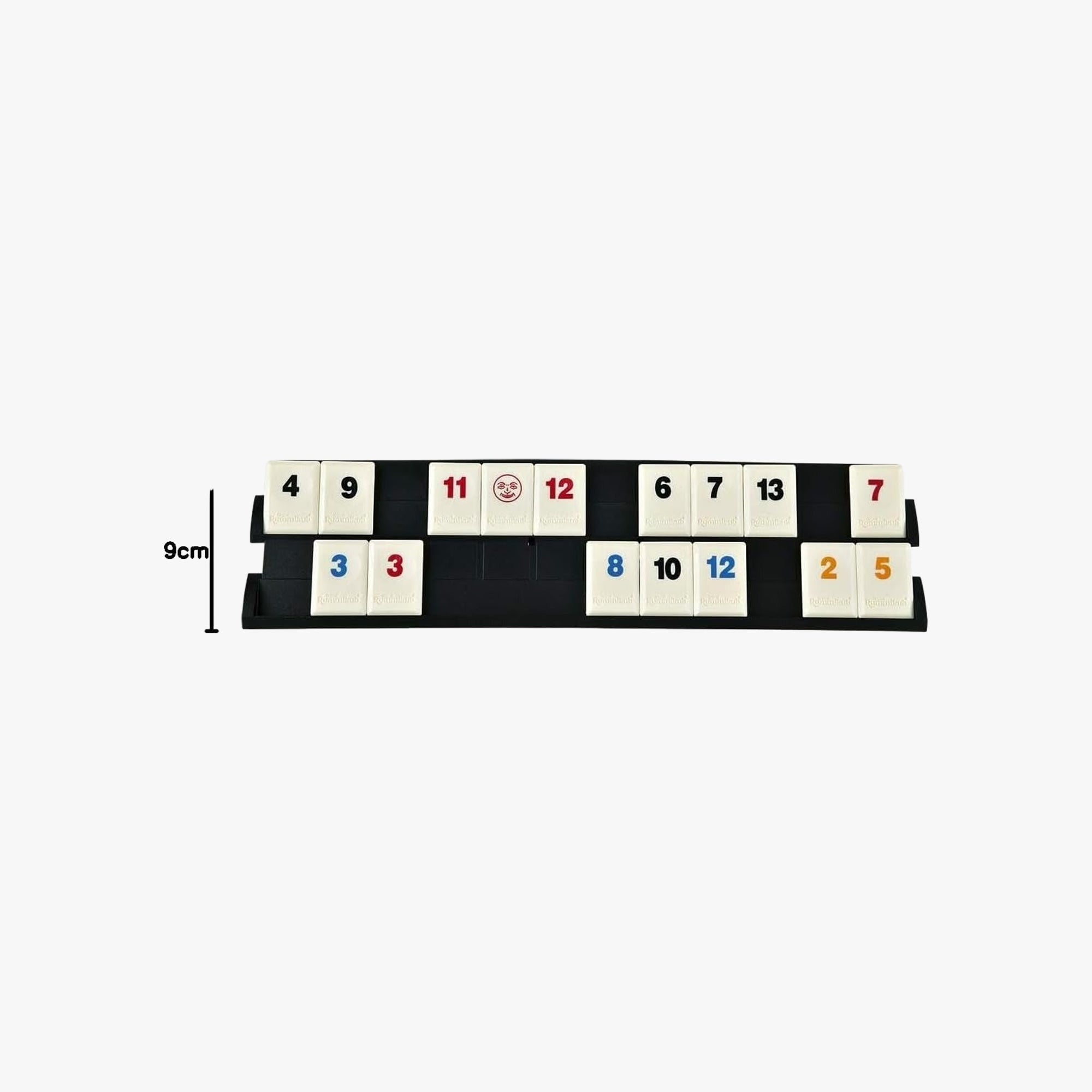 Família jogando Rummikub reunida ao redor da mesa com as pedras em jogo