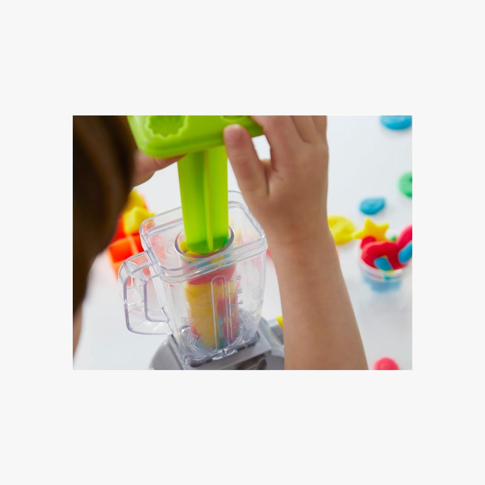 Dois copos de servir incluídos no kit Play-Doh smoothies batida divertida