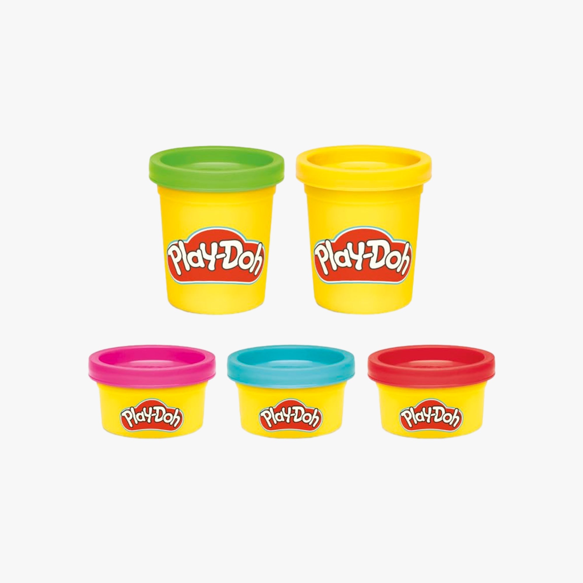 Crianças usando os moldes do Play-Doh smoothies para criar frutas em massinha